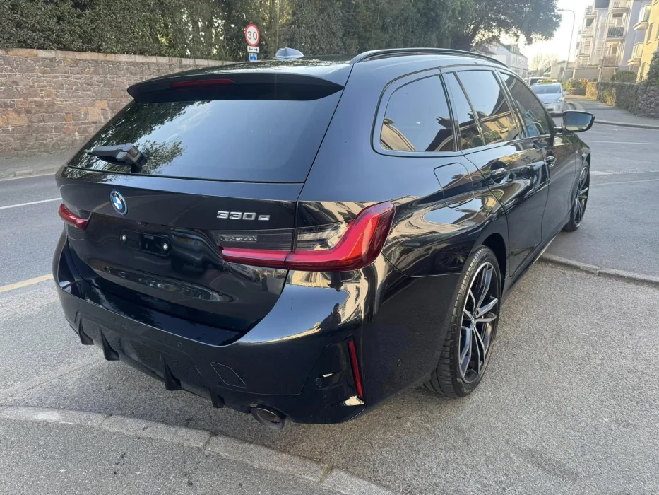 BMW 330e Black ed 4