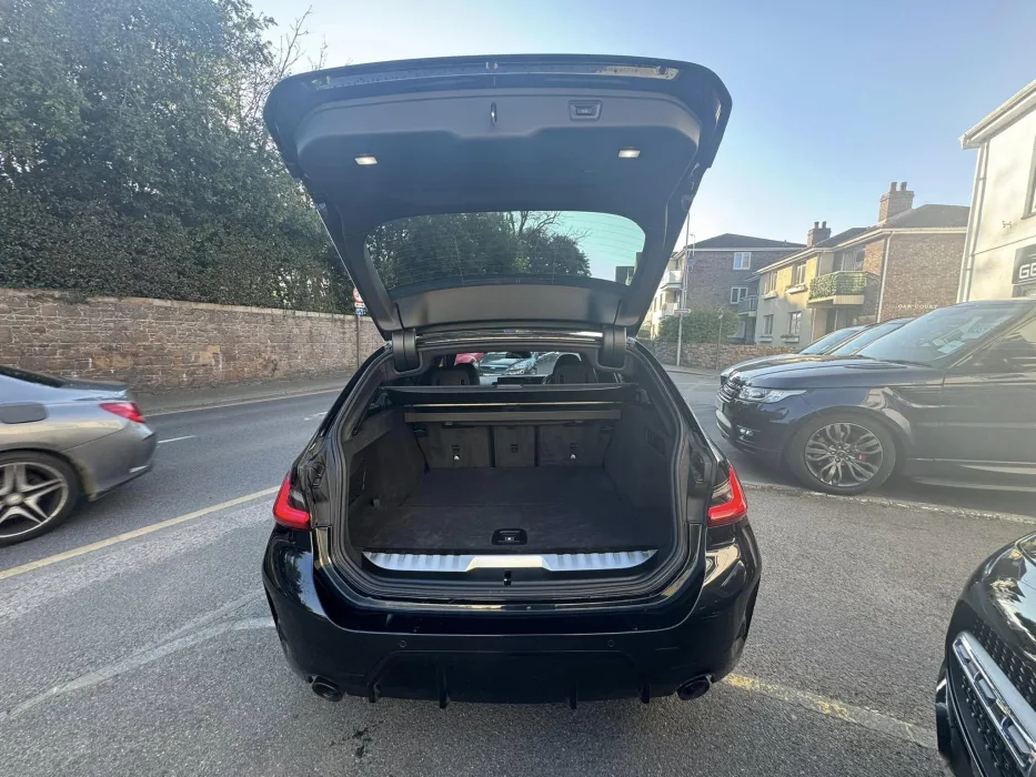 BMW 330e Black ed 6