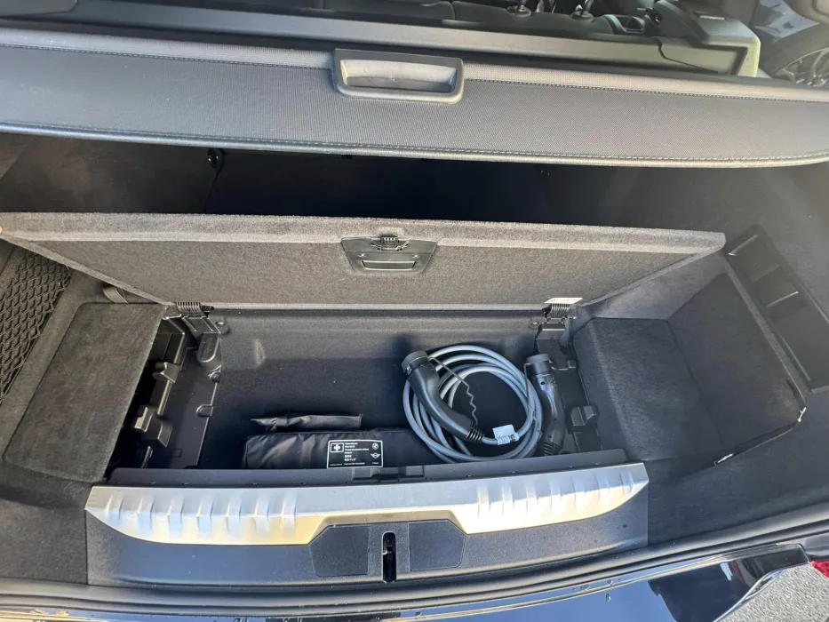 BMW 330e Black ed 8