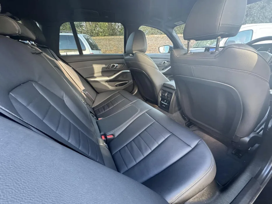 BMW 330e Black ed 9